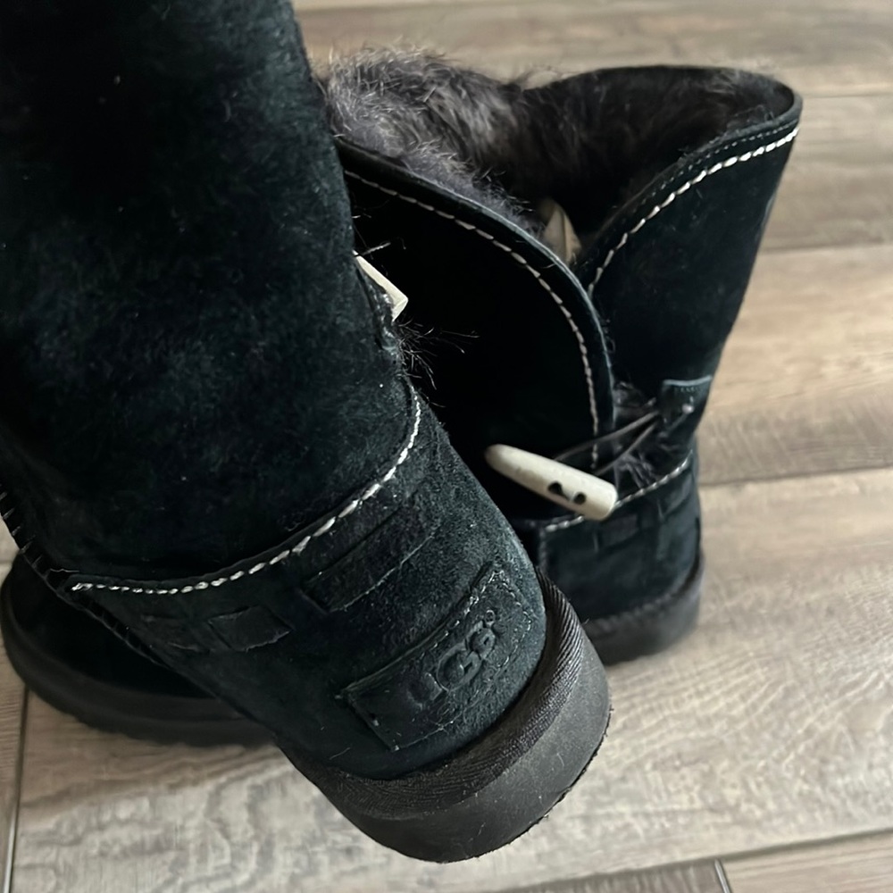 Like new Womens size 8 fur UGG boots